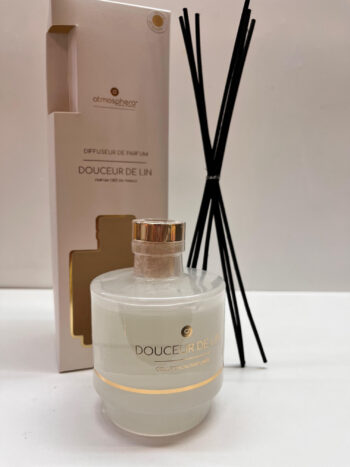 Αρωματικό diffuser Douceur de Lin 150ml σε λευκό γυάλινο μπουκάλι με χρυσές λεπτομέρειες και sticks