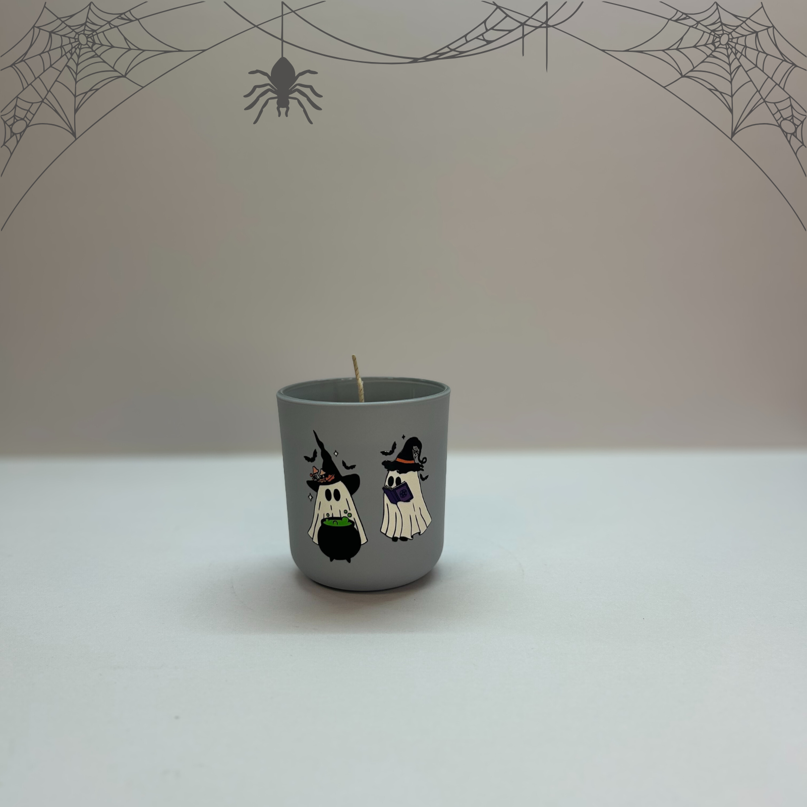 2 Witchy Ghosts Candle – Halloween κερί σε γκρι βαζάκι με μαγισσούλες