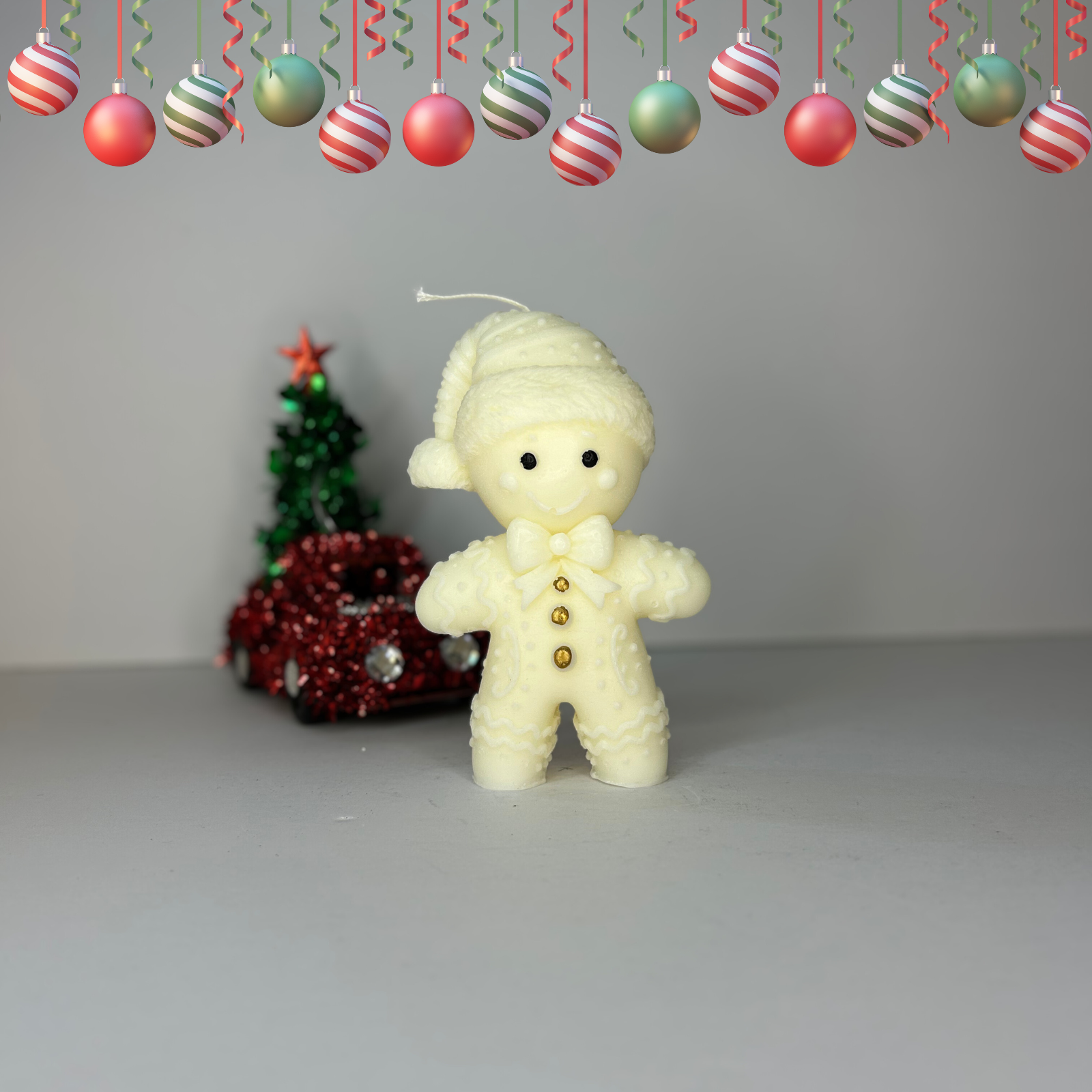 16 Κερί Gingerbread Boy Candle Tales μπροστά από χριστουγεννιάτικη διακόσμηση