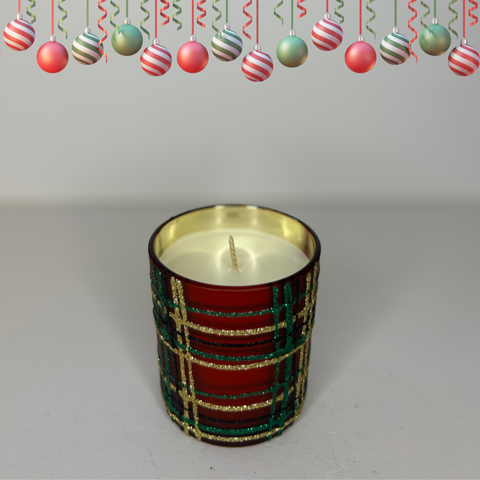 2 Κόκκινο καρό χριστουγεννιάτικο κερί Candle Tales – κοντινό πλάνο