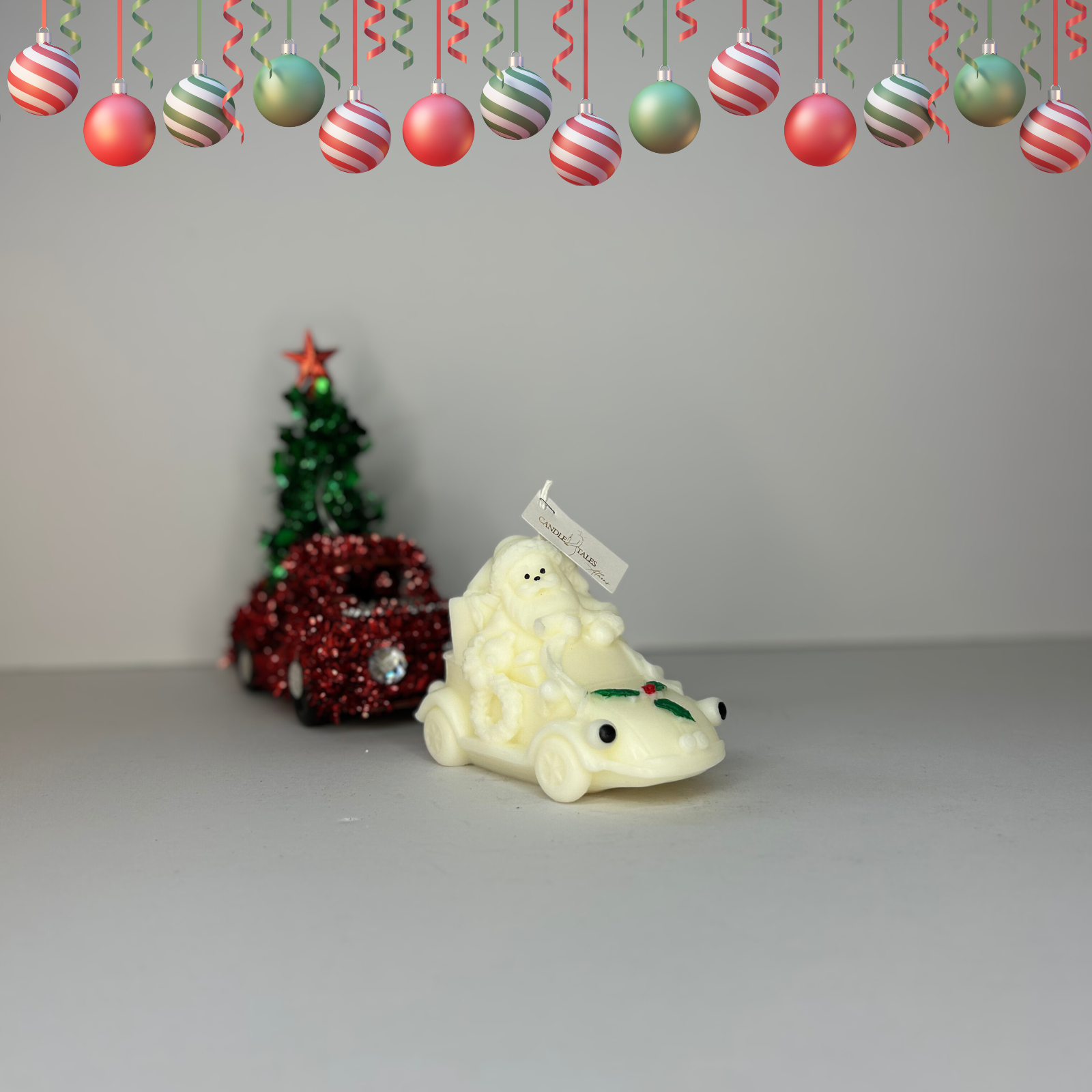 26 Κερί Santa Car Candle Tales μπροστά από χριστουγεννιάτικο σκηνικό