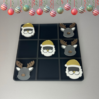 Χριστουγεννιάτικη τρίλιζα με πιόνια Άγιο Βασίλη και Τάρανδο πάνω στο ταμπλό