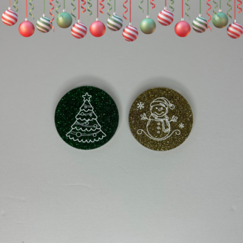 Πιόνια τρίλιζας σε σχέδιο χριστουγεννιάτικου δέντρου και χιονάνθρωπου