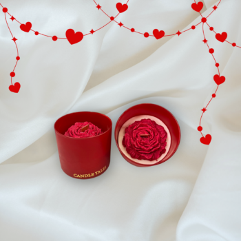 Κερί τριαντάφυλλο σε κόκκινο ποτήρι με χειροποίητο κέρινο άνθος από Candle Tales