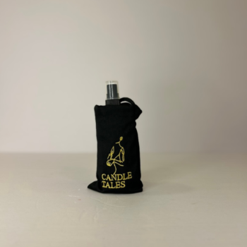 Αρωματικό mist χώρου Candle Tales Athens μέσα στη βελούδινη μαύρη θήκη με χρυσή κεντητή απεικόνιση