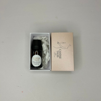 Φιαλίδιο αιθέριου ελαίου Candle Tales Athens 16ml τοποθετημένο μέσα στην ανοιχτή συσκευασία δώρου